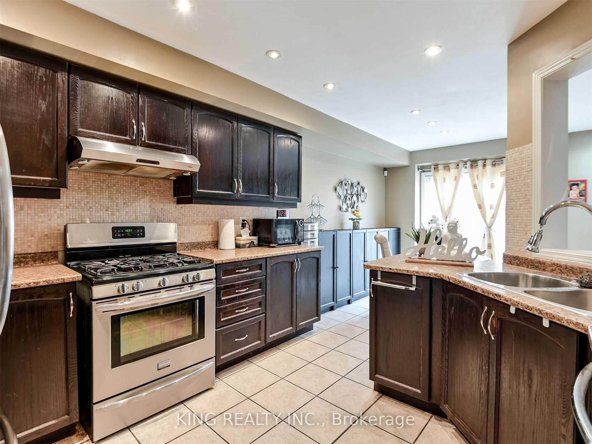 Photo 12 of 23 Wall Street, Brampton, Sandringham-Wellington — HOMEH