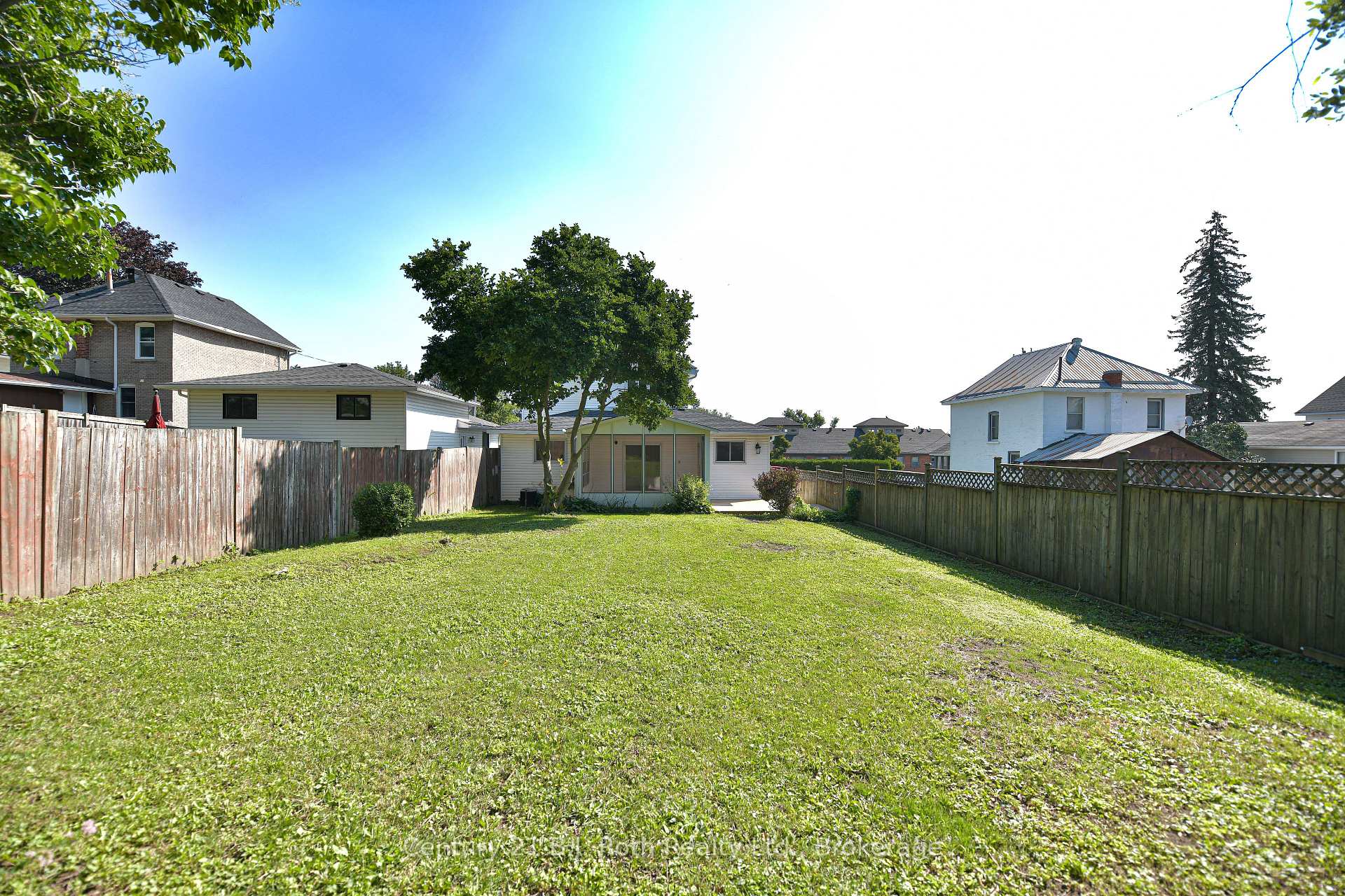 Photo 11 of 12 Clinton Street, Orillia — HOMEH