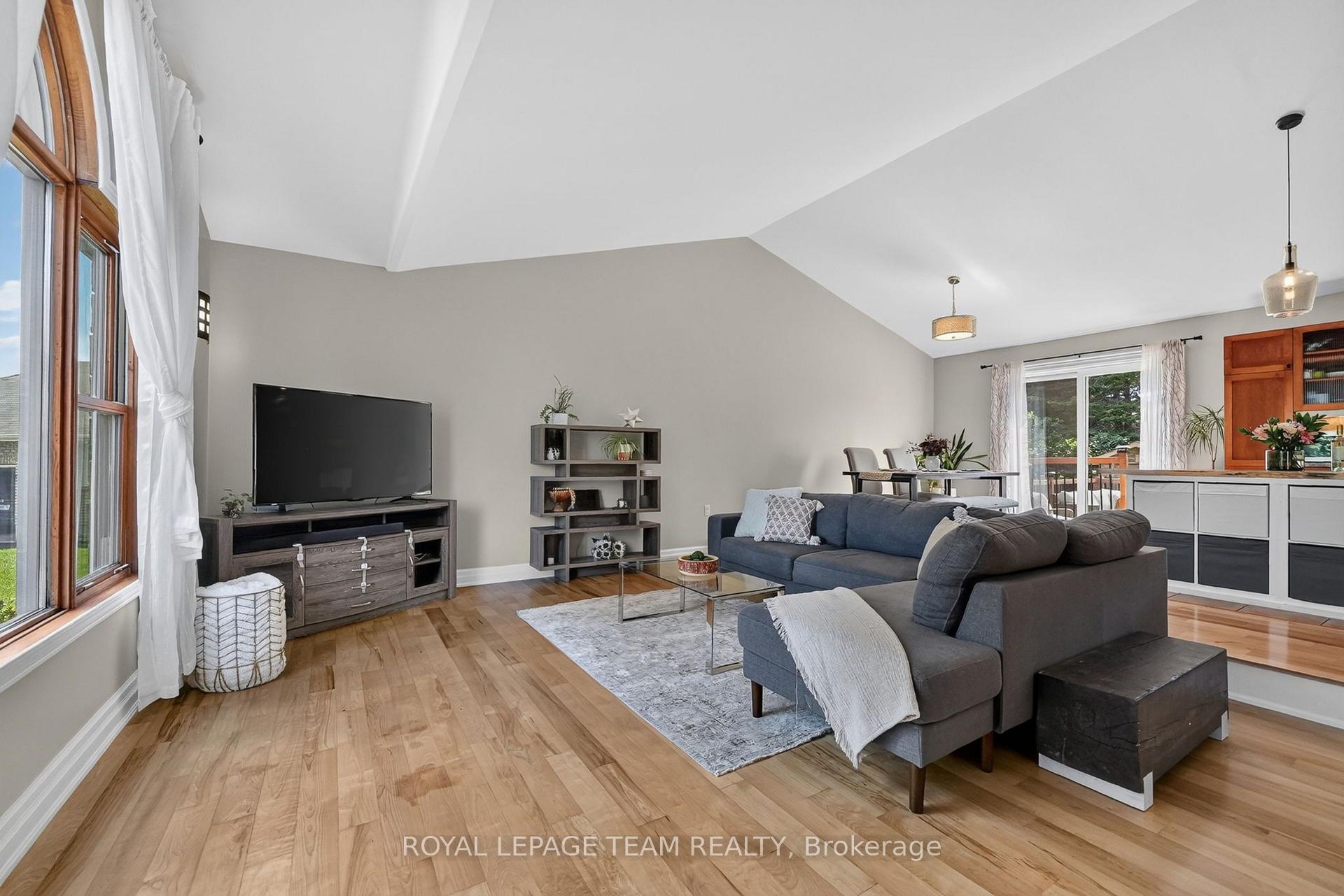 Photo 8 of 1550 Stanleyfield Crescent, Ottawa, Greely — HOMEH