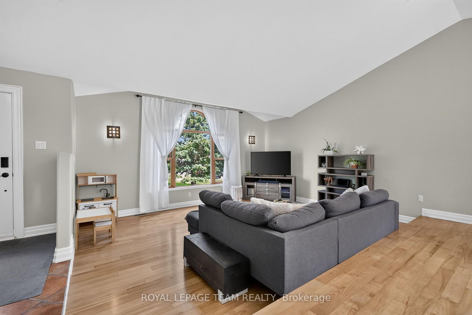 Photo 9 of 1550 Stanleyfield Crescent, Ottawa, Greely — HOMEH