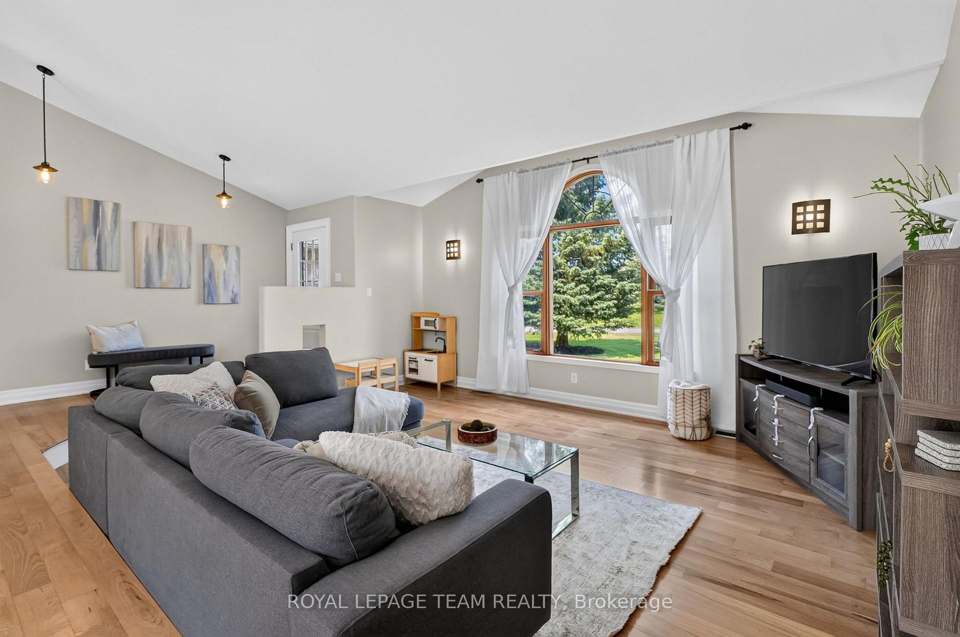 Photo 10 of 1550 Stanleyfield Crescent, Ottawa, Greely — HOMEH