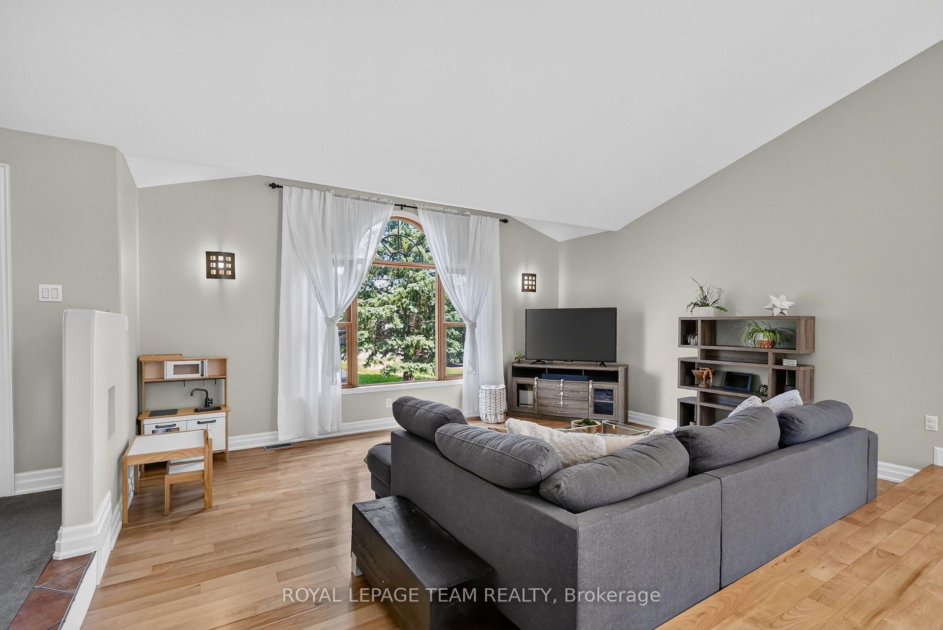 Photo 11 of 1550 Stanleyfield Crescent, Ottawa, Greely — HOMEH