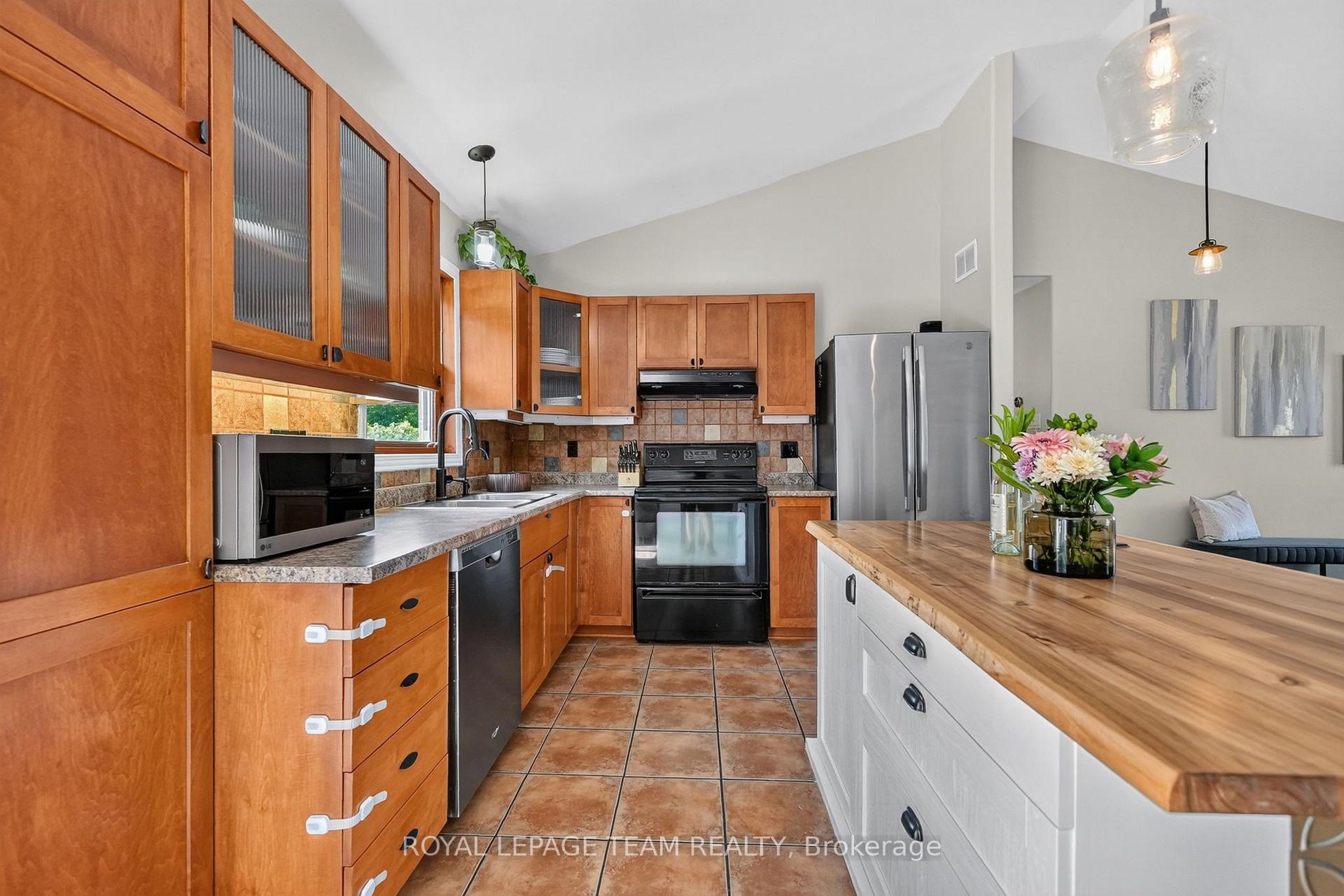 Photo 14 of 1550 Stanleyfield Crescent, Ottawa, Greely — HOMEH