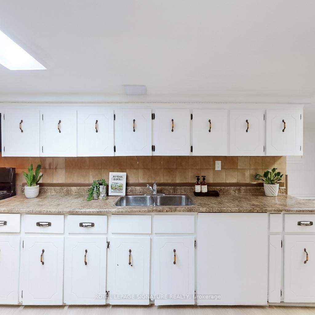 Photo 3 of Unit Lower, 247 Palmerston Avenue, Toronto, Trinity-Bellwoods — HOMEH