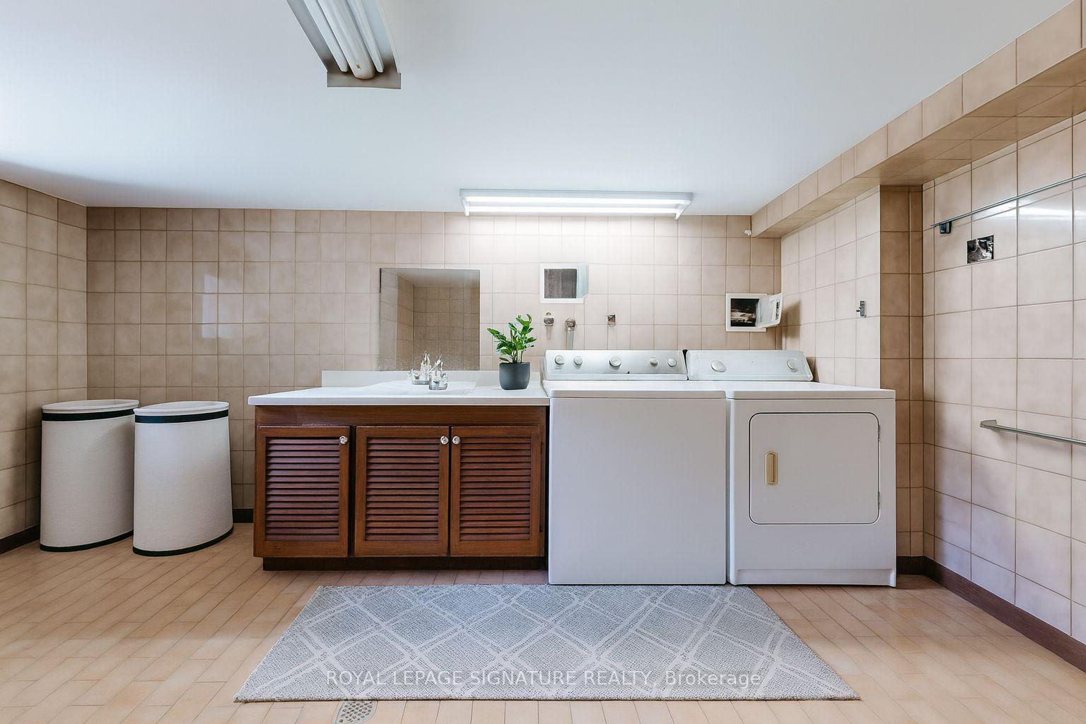 Photo 5 of Unit Lower, 247 Palmerston Avenue, Toronto, Trinity-Bellwoods — HOMEH