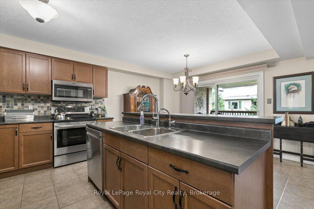 Photo 9 of 58 Walker Way, Guelph, Pineridge/Westminster Woods — HOMEH