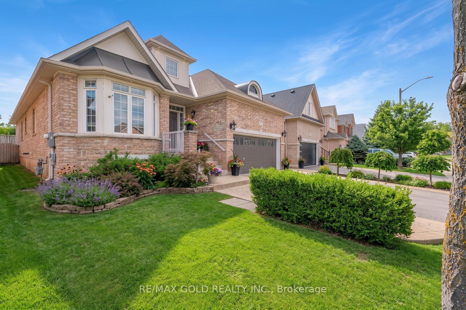 Photo 3 of 28 Dokkum Crescent, Brampton, Snelgrove — HOMEH