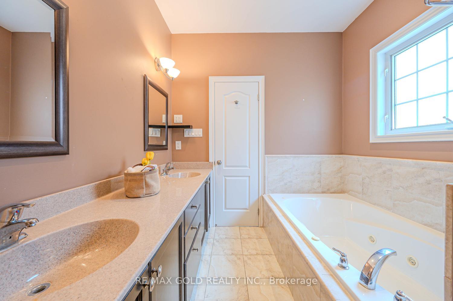 Photo 30 of 28 Dokkum Crescent, Brampton, Snelgrove — HOMEH