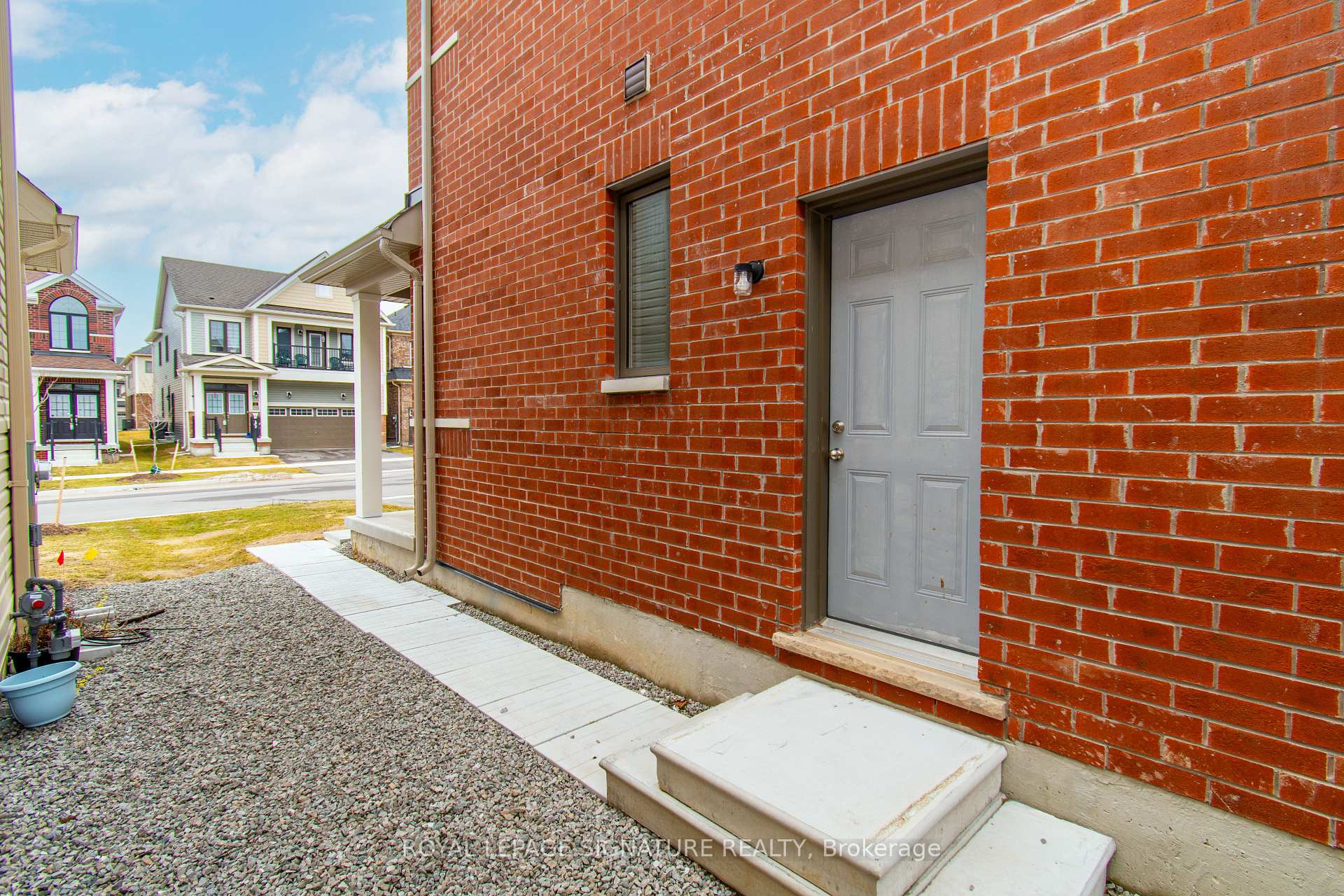 Photo 3 of 22 Prudhoe Terrace, Barrie, Rural Barrie Southeast — HOMEH