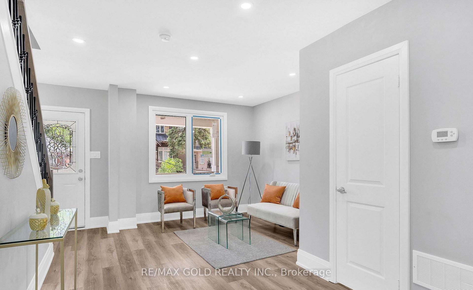 Photo 10 of 8 Fairglen Crescent, North York, Humberlea-Pelmo Park — HOMEH