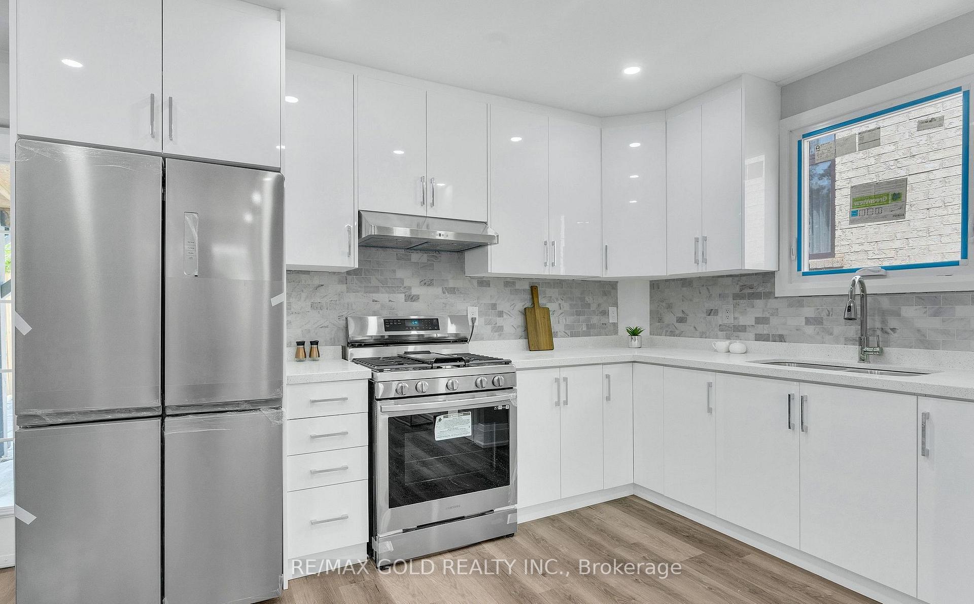 Photo 13 of 8 Fairglen Crescent, North York, Humberlea-Pelmo Park — HOMEH
