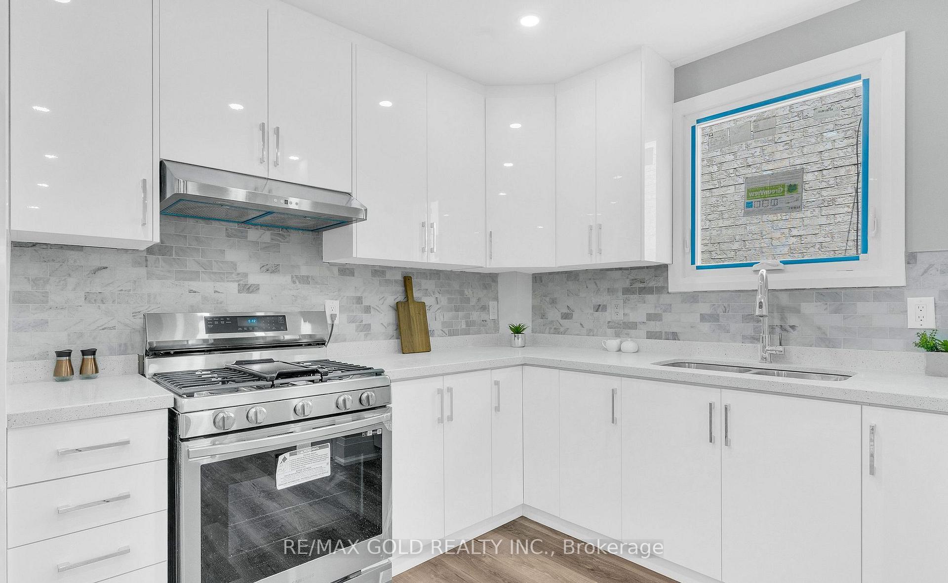 Photo 15 of 8 Fairglen Crescent, North York, Humberlea-Pelmo Park — HOMEH