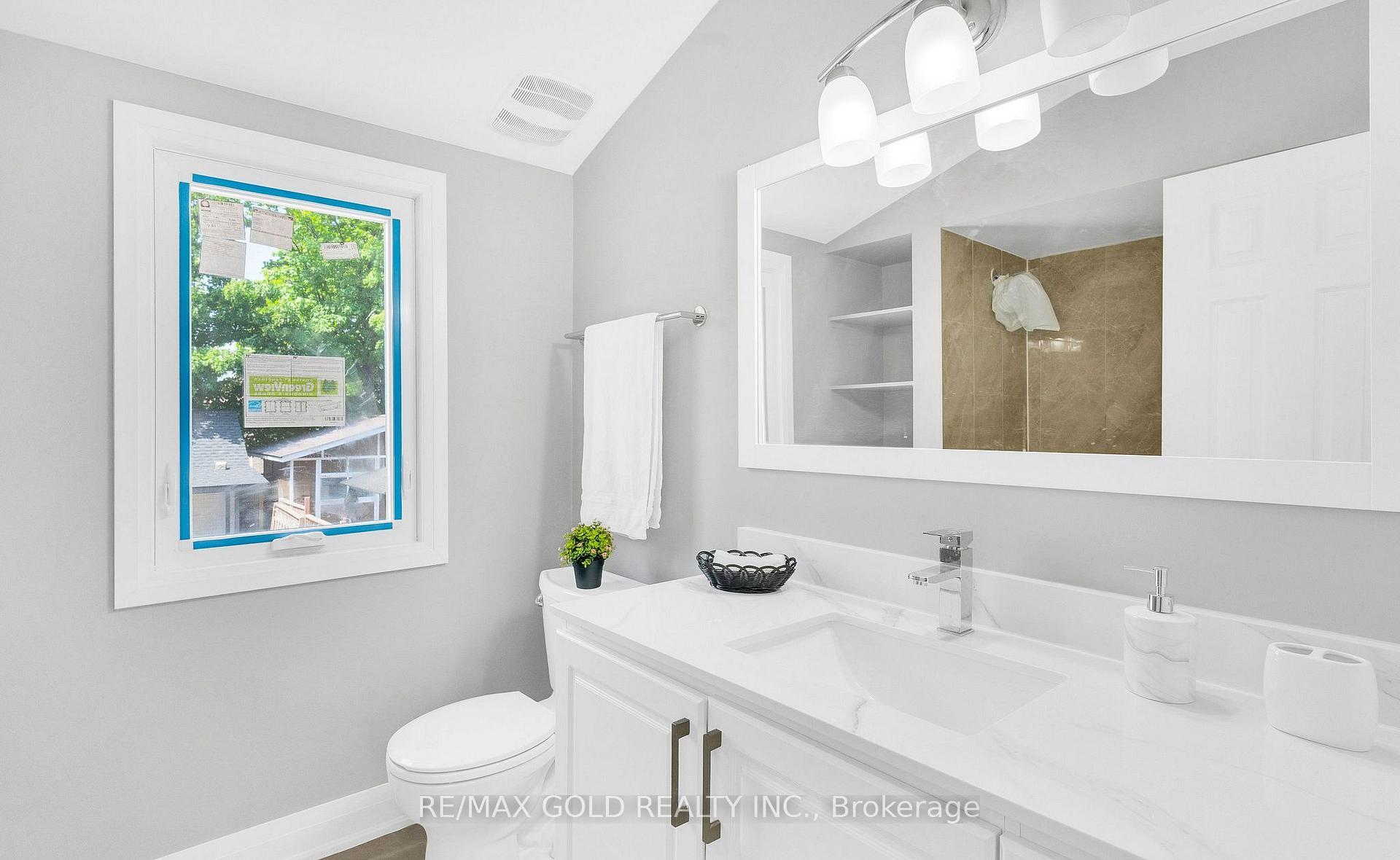 Photo 24 of 8 Fairglen Crescent, North York, Humberlea-Pelmo Park — HOMEH