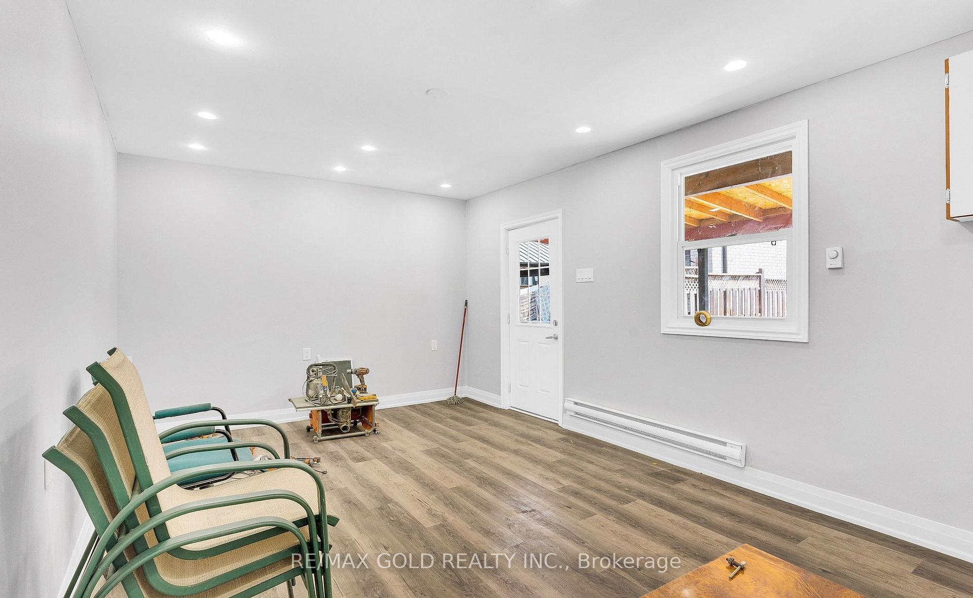 Photo 38 of 8 Fairglen Crescent, North York, Humberlea-Pelmo Park — HOMEH