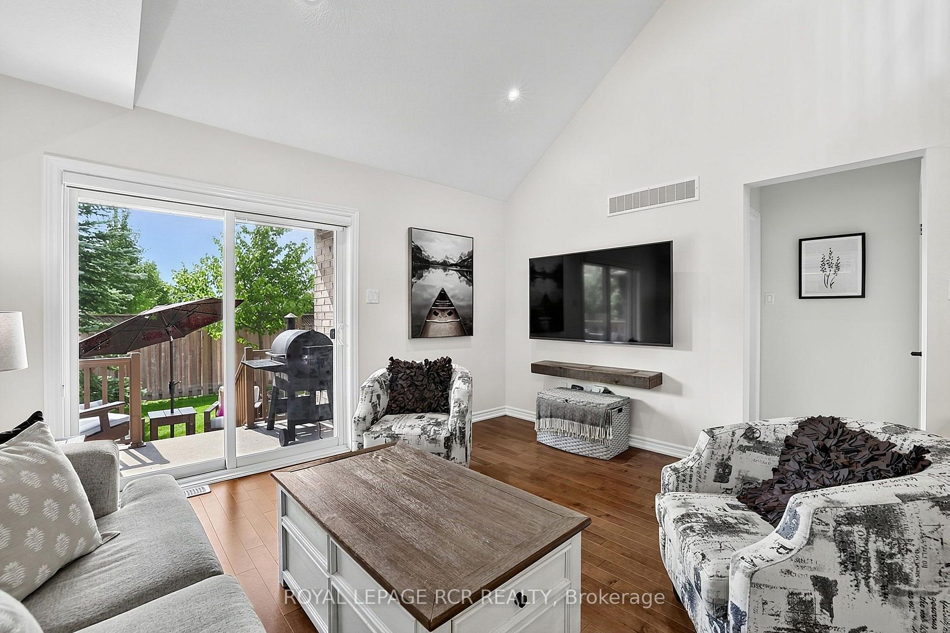Photo 20 of 24 Westminster Crescent, Centre Wellington, Fergus — HOMEH