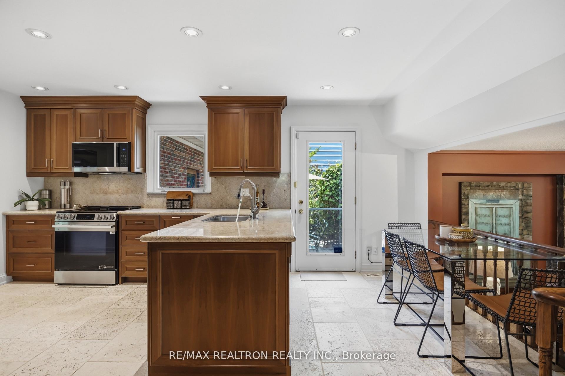 Photo 14 of 49 Apple Orchard Path, Markham, Royal Orchard — HOMEH
