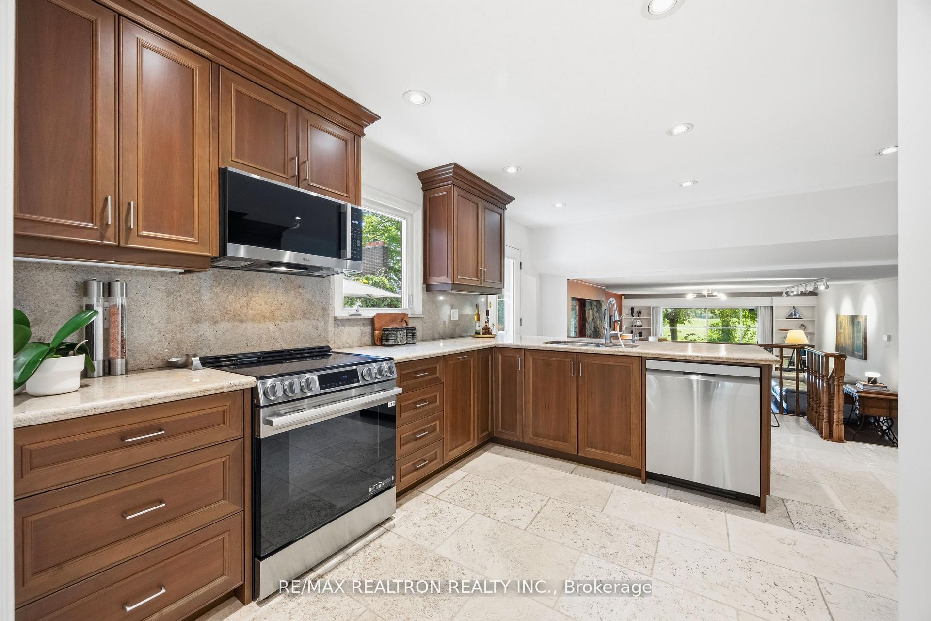 Photo 17 of 49 Apple Orchard Path, Markham, Royal Orchard — HOMEH