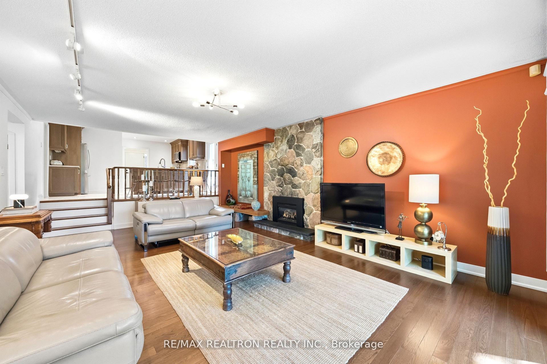 Photo 21 of 49 Apple Orchard Path, Markham, Royal Orchard — HOMEH