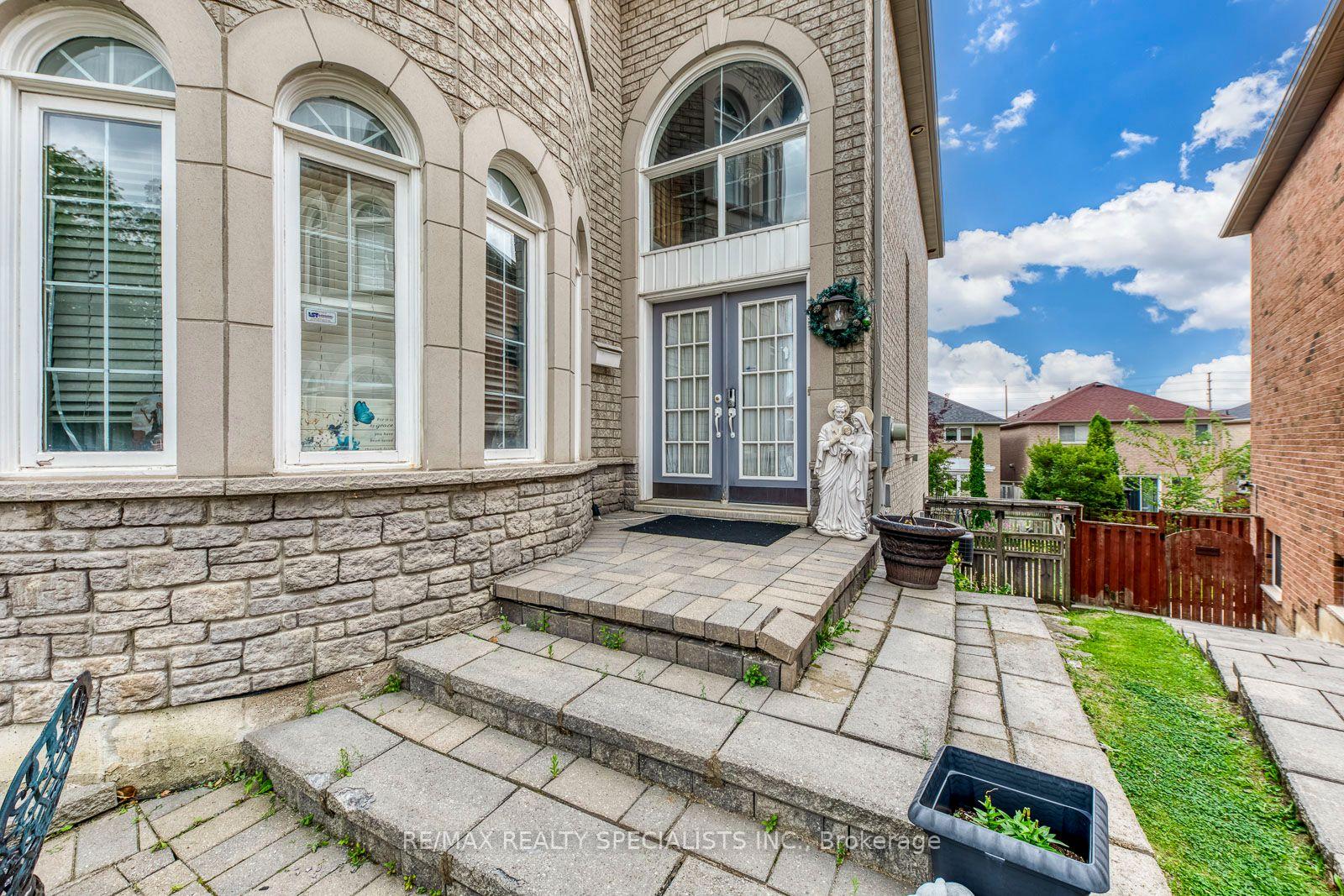 Photo 6 of 5486 Landsborough Avenue, Mississauga, Hurontario — HOMEH