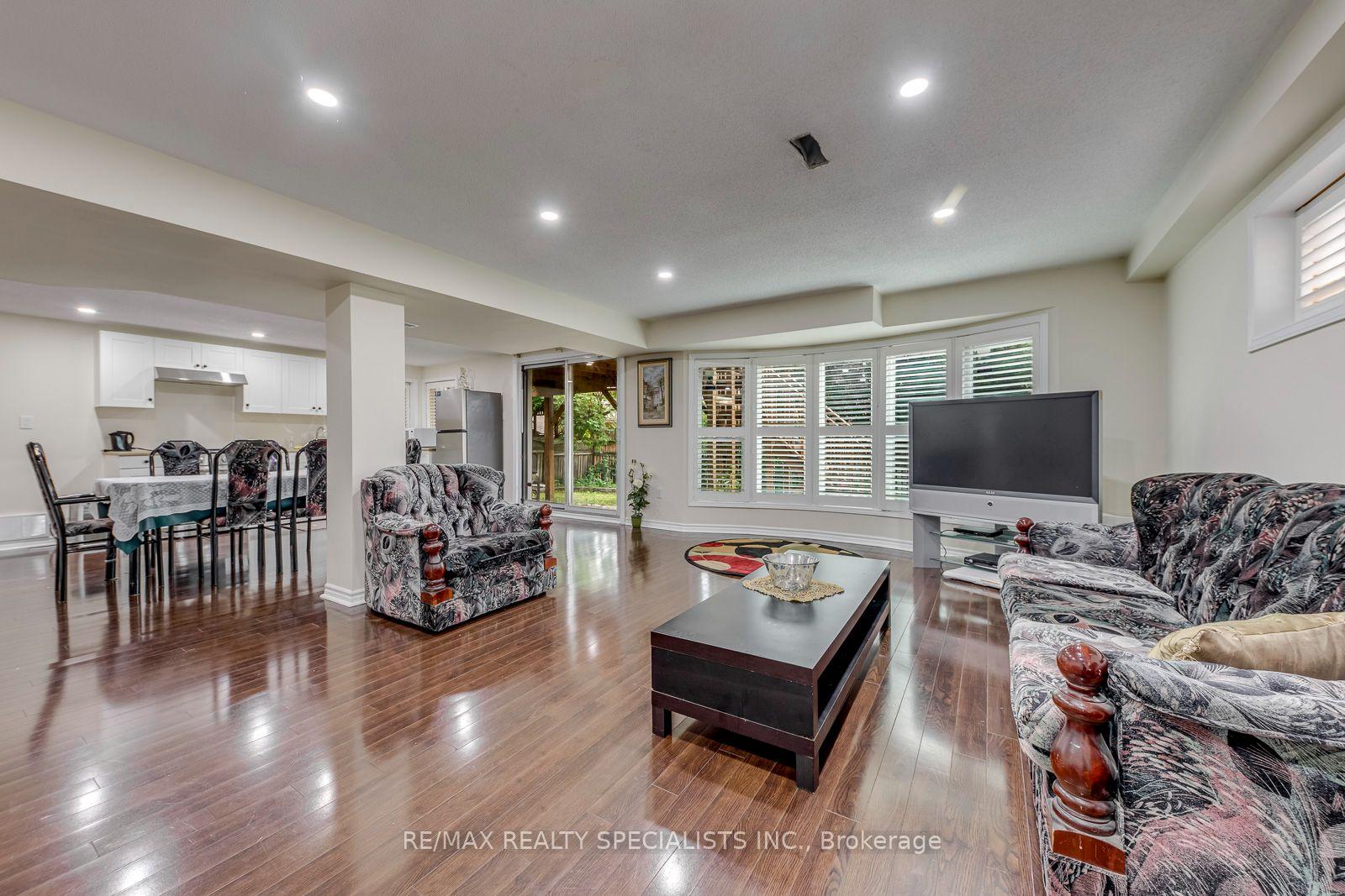 Photo 12 of 5486 Landsborough Avenue, Mississauga, Hurontario — HOMEH