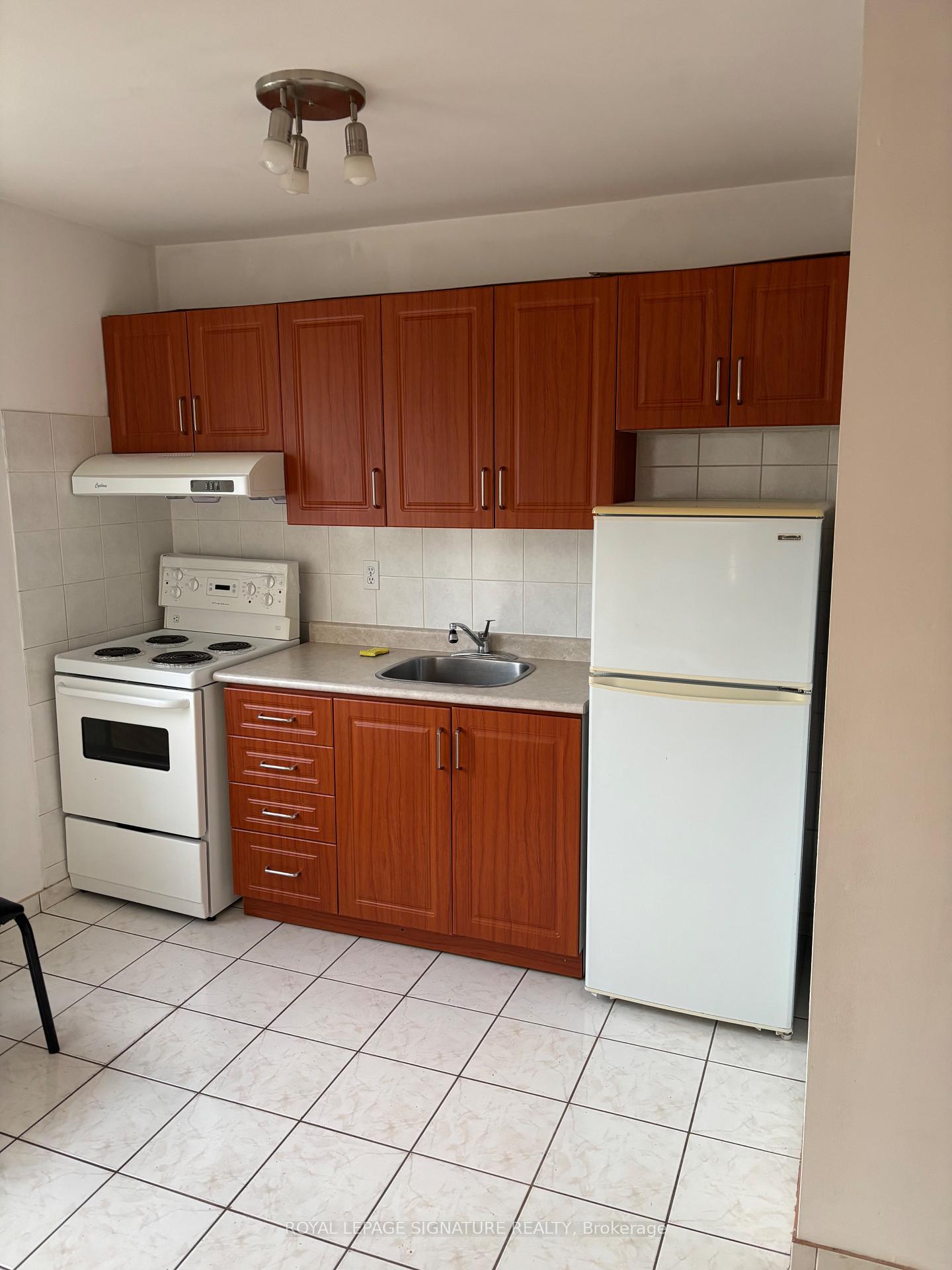 Front of Unit 3, 620 Dundas Street W