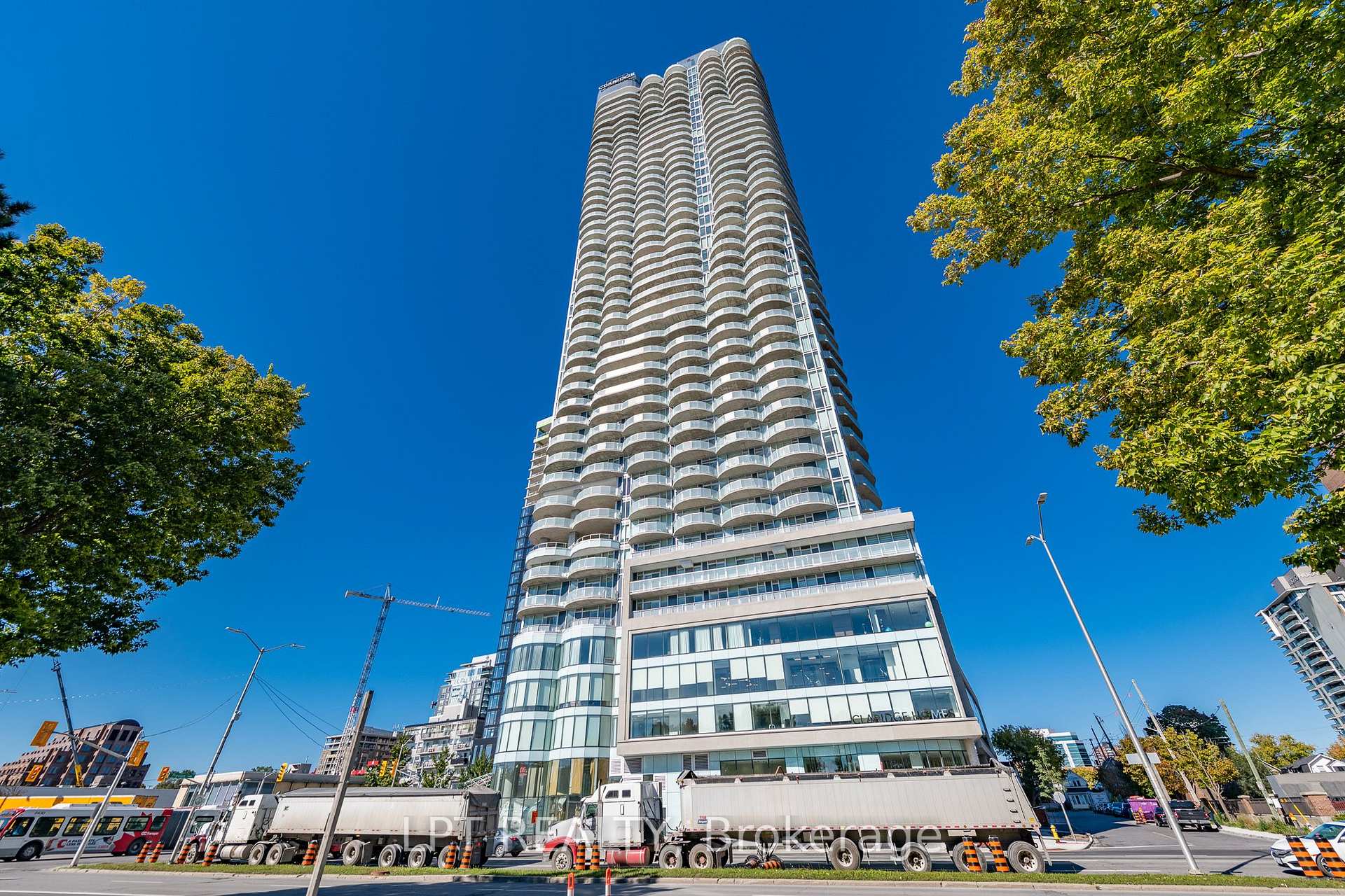 Front of Unit 1009, 805 Carling Avenue
