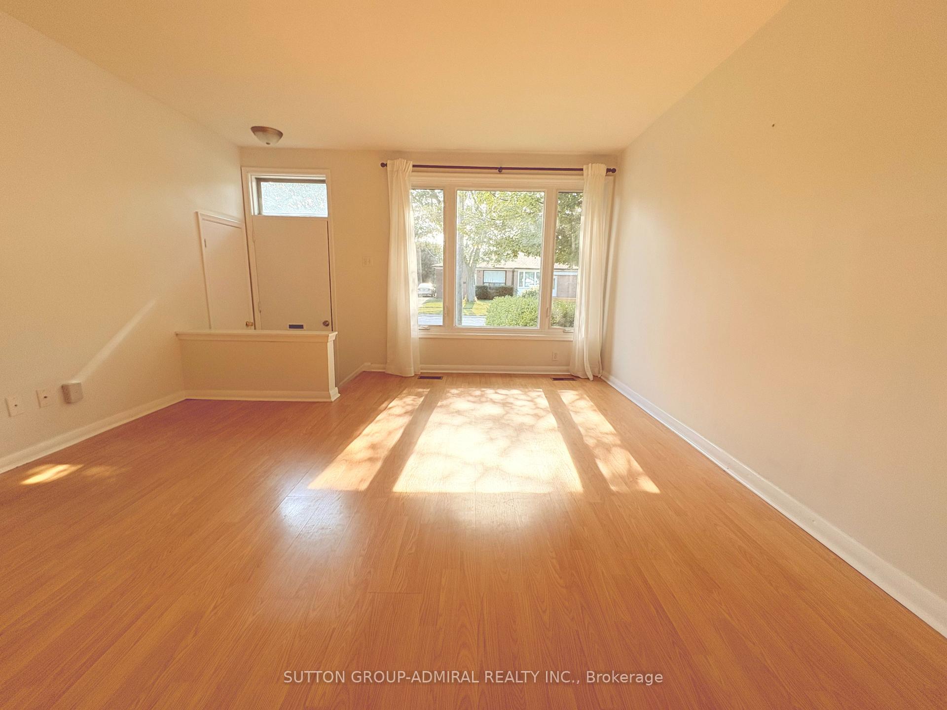 Photo 2 of 319 Dovedale Drive, Whitby, Downtown Whitby — HOMEH