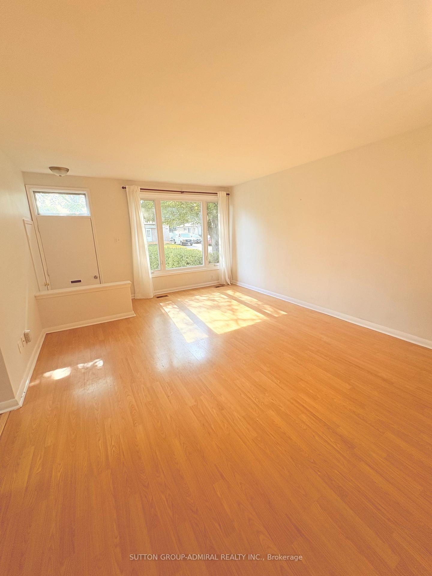 Photo 3 of 319 Dovedale Drive, Whitby, Downtown Whitby — HOMEH