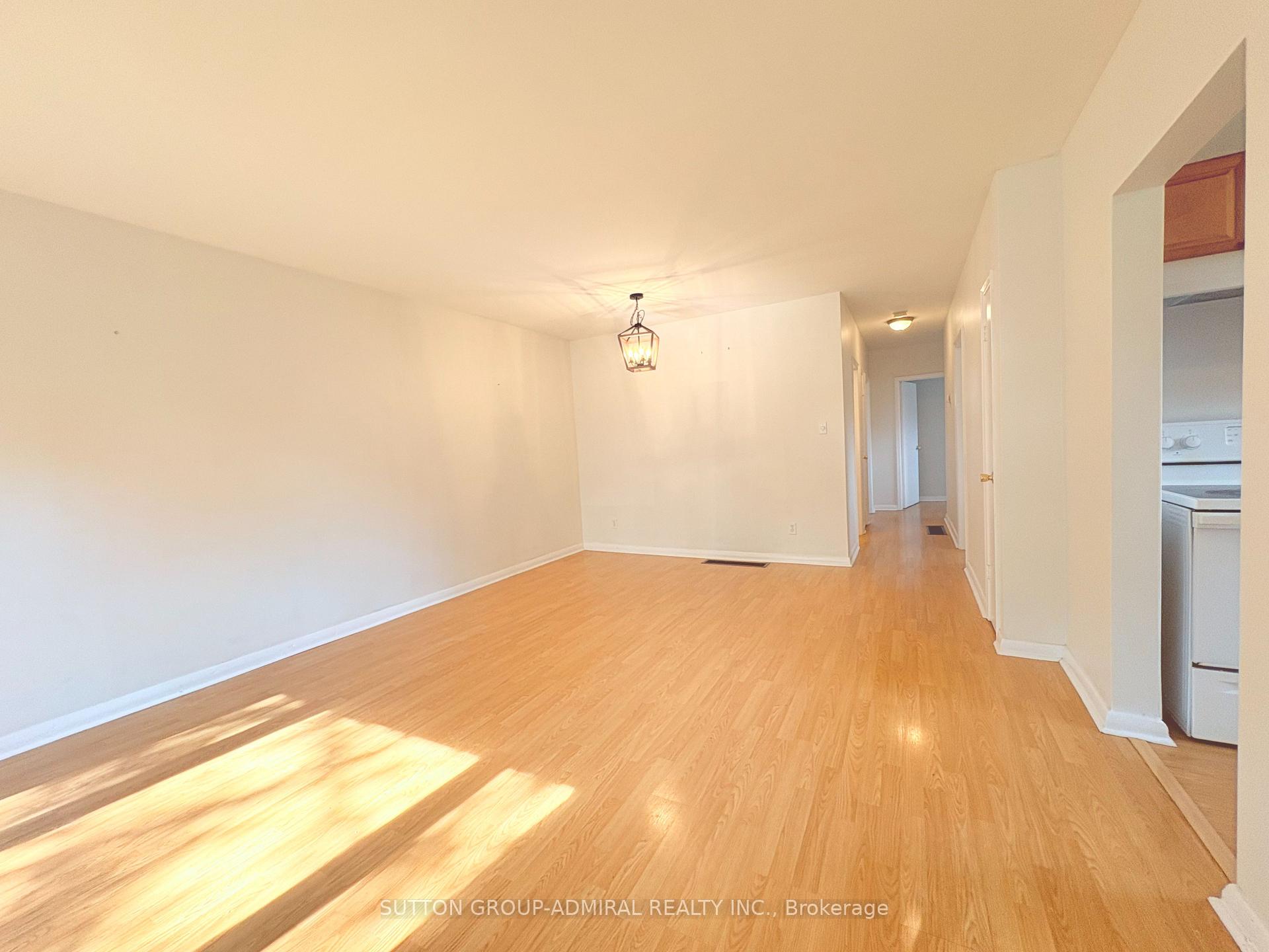 Photo 4 of 319 Dovedale Drive, Whitby, Downtown Whitby — HOMEH