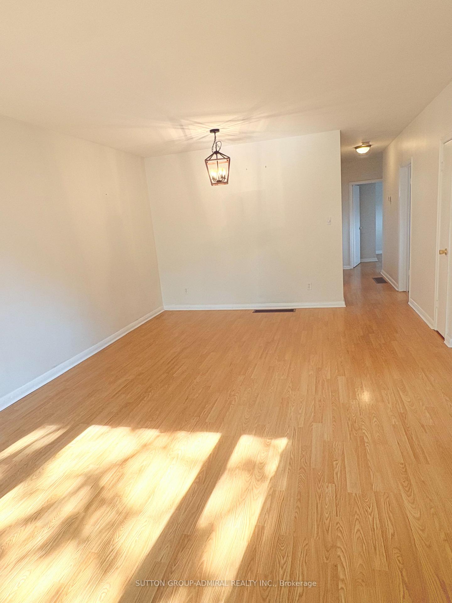 Photo 5 of 319 Dovedale Drive, Whitby, Downtown Whitby — HOMEH