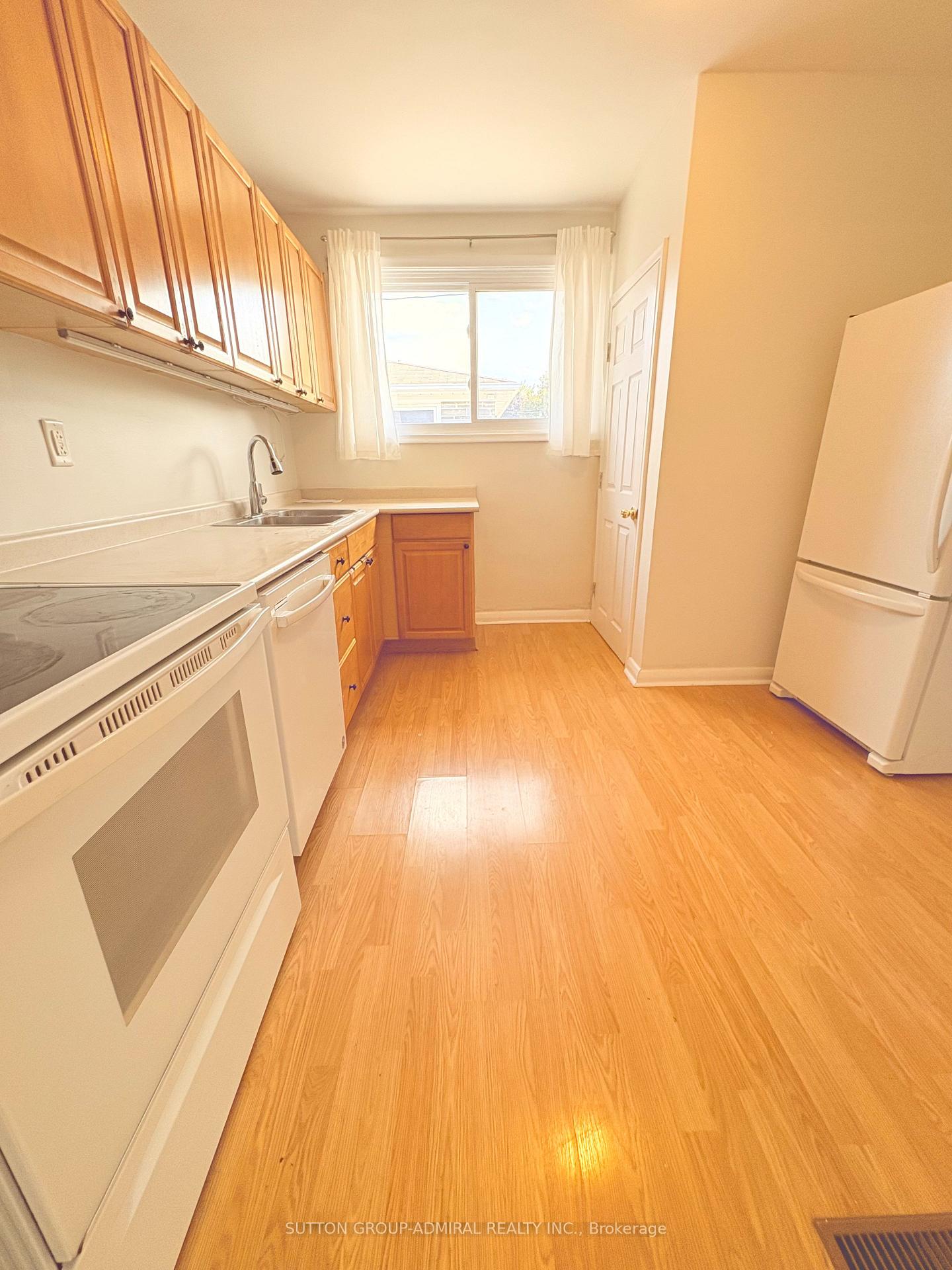 Photo 6 of 319 Dovedale Drive, Whitby, Downtown Whitby — HOMEH