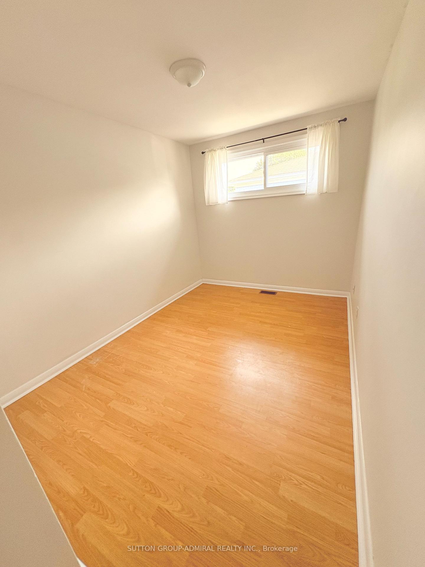 Photo 8 of 319 Dovedale Drive, Whitby, Downtown Whitby — HOMEH