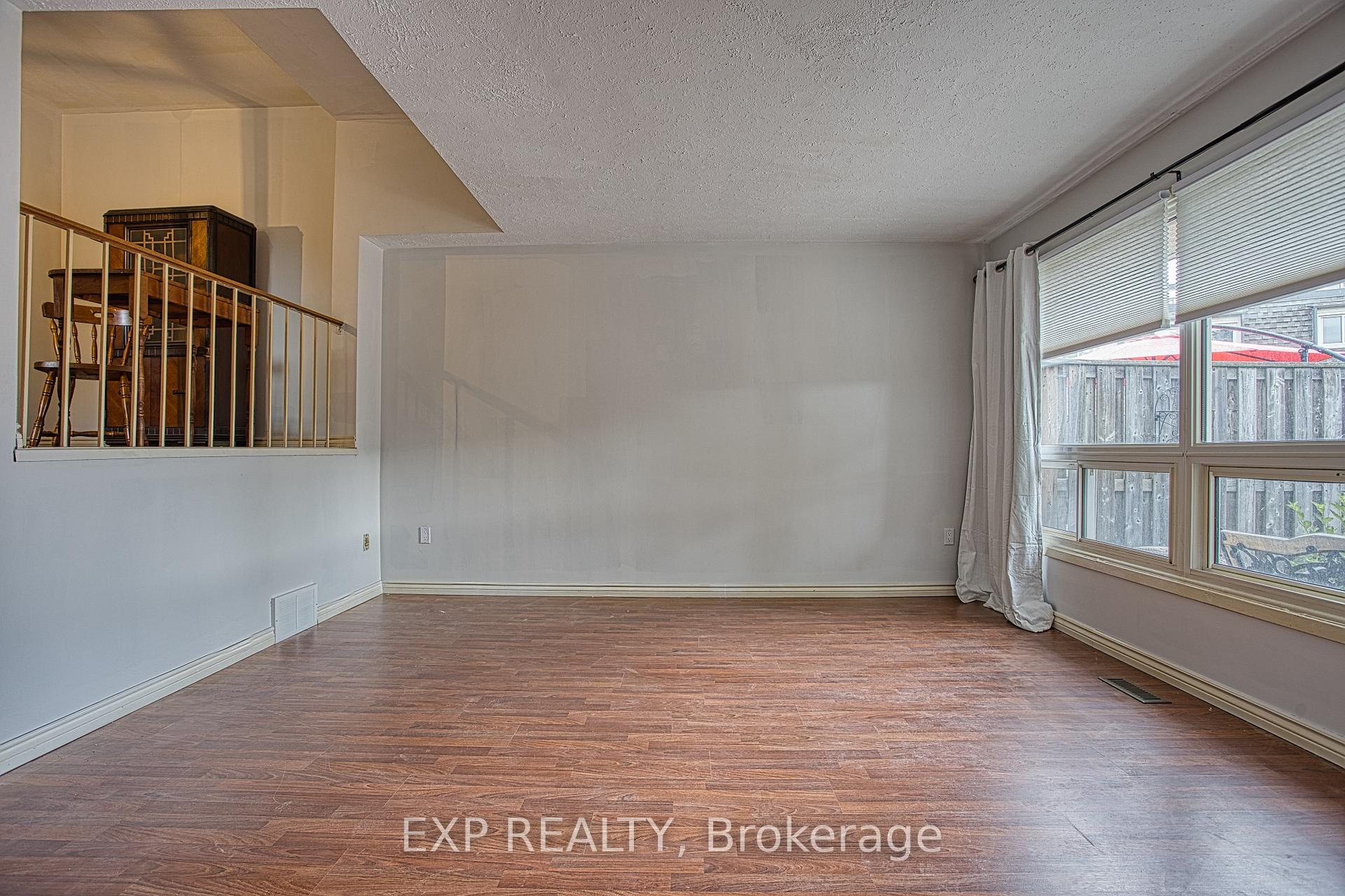 Photo 5 of Unit 404, 7 Viking Court, Grimsby, Grimsby Beach — HOMEH