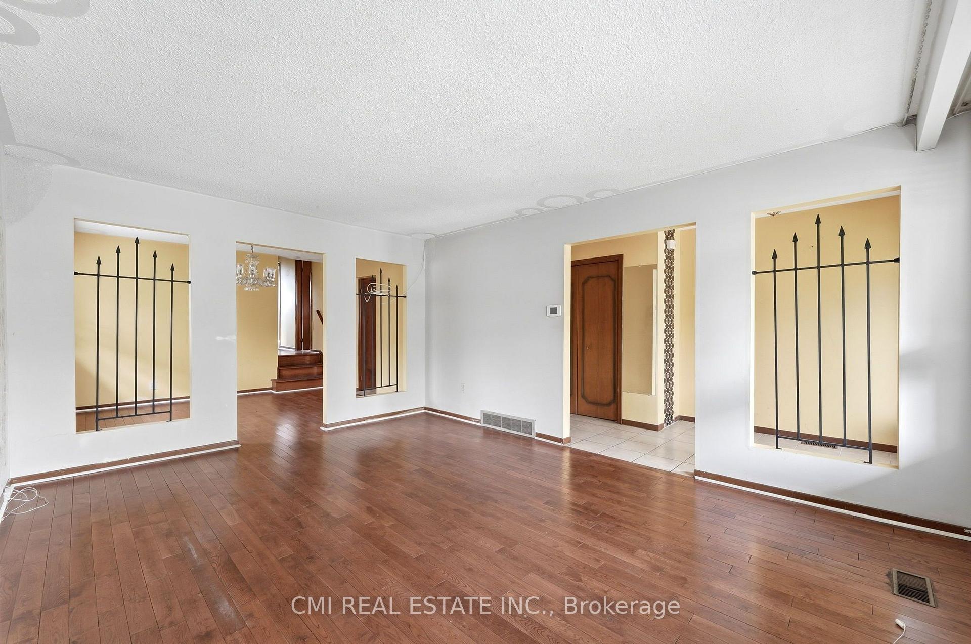 Photo 8 of 185 Lavina Crescent, Hamilton, Mountview — HOMEH
