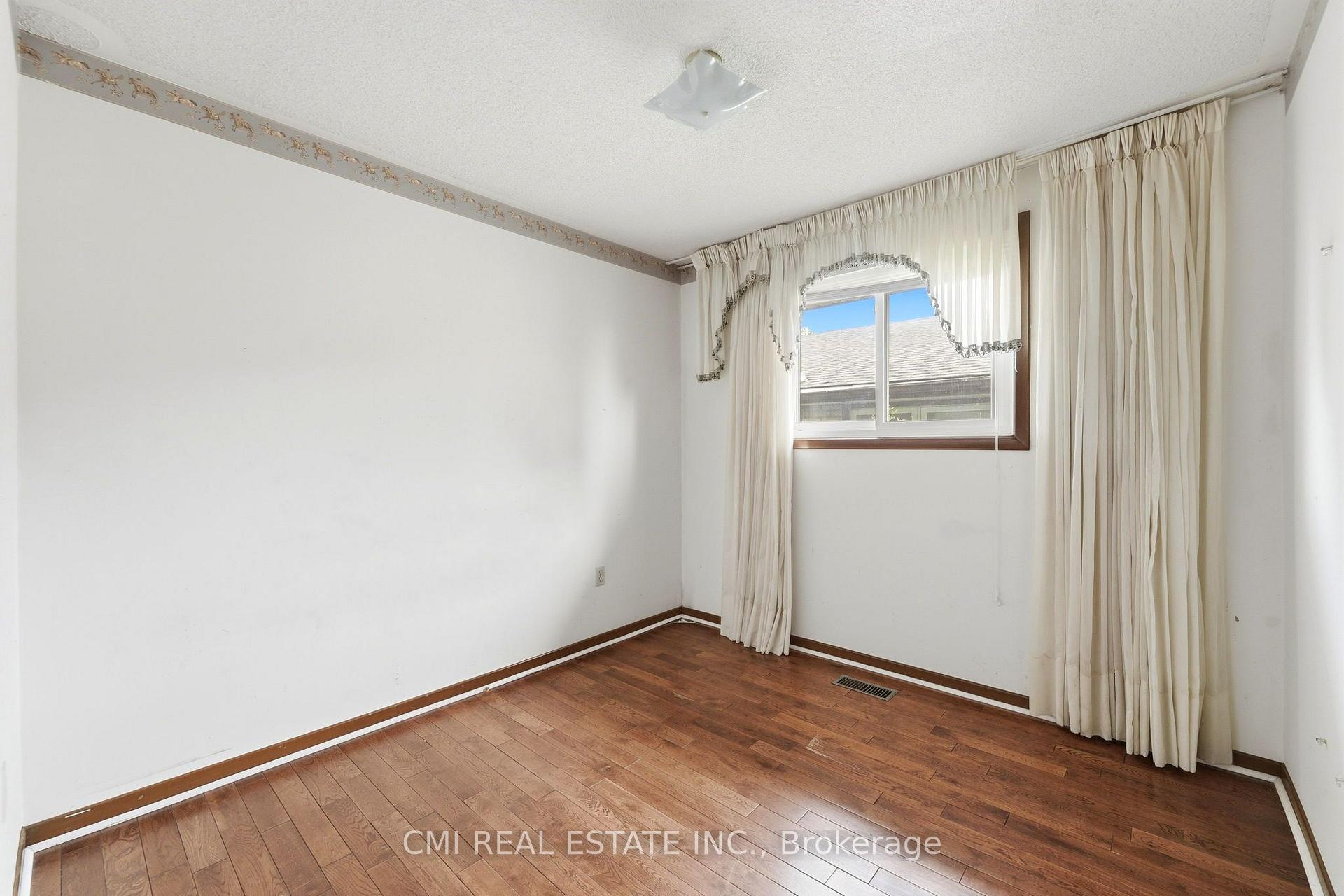 Photo 26 of 185 Lavina Crescent, Hamilton, Mountview — HOMEH
