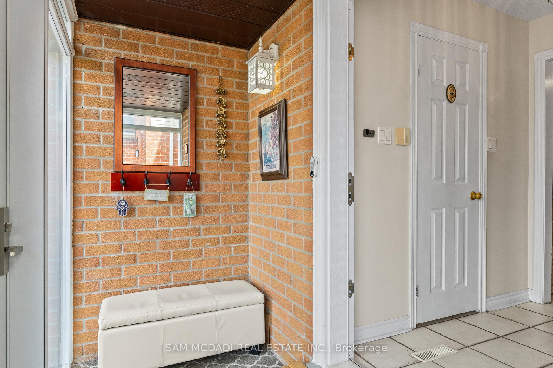 Photo 2 of 1004 Queensbridge Drive, Mississauga, Creditview — HOMEH
