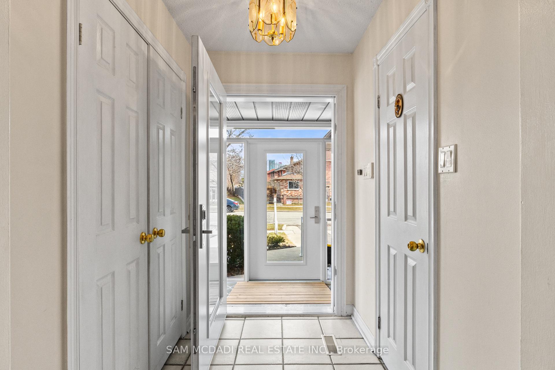 Photo 3 of 1004 Queensbridge Drive, Mississauga, Creditview — HOMEH