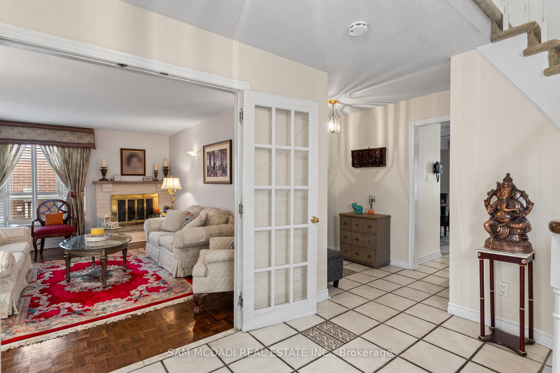 Photo 4 of 1004 Queensbridge Drive, Mississauga, Creditview — HOMEH