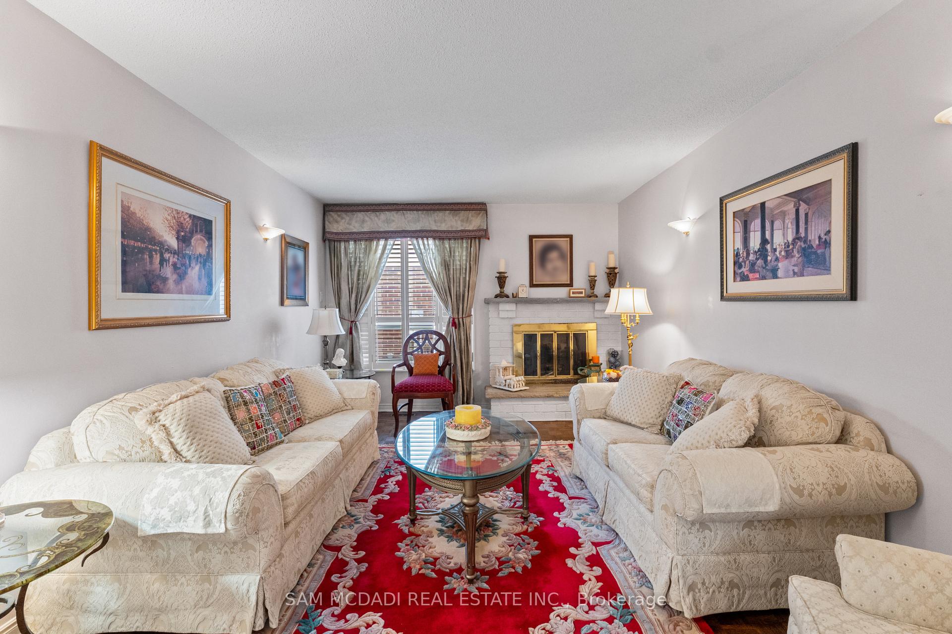 Photo 5 of 1004 Queensbridge Drive, Mississauga, Creditview — HOMEH
