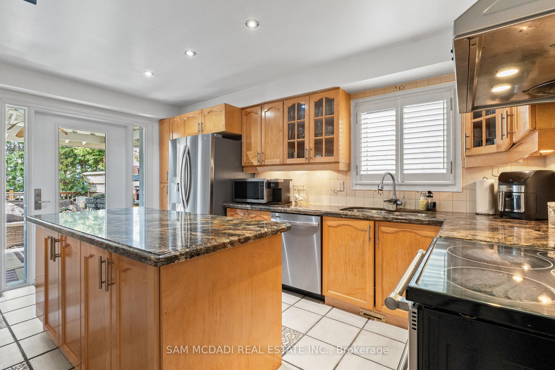 Photo 9 of 1004 Queensbridge Drive, Mississauga, Creditview — HOMEH