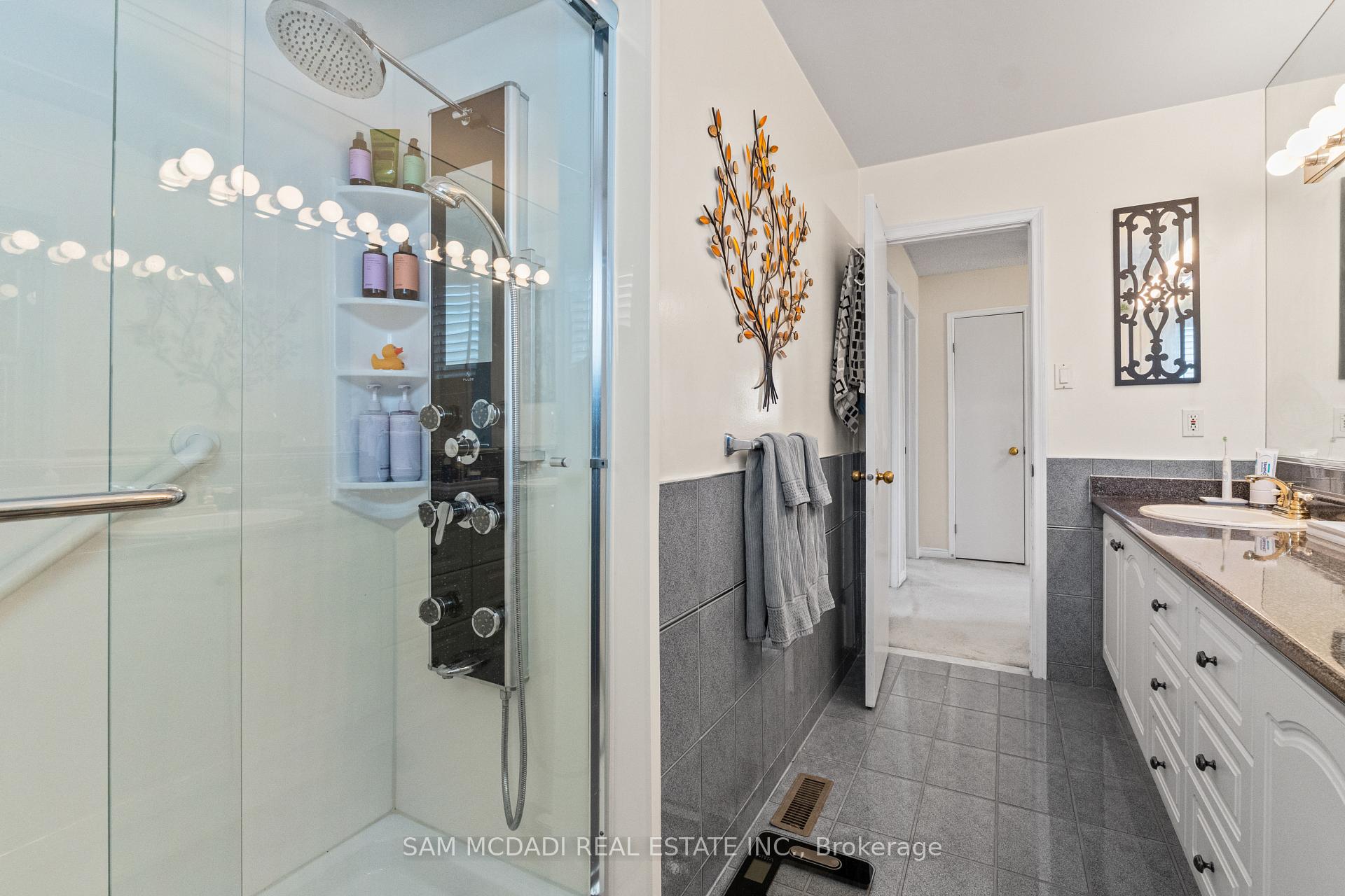 Photo 22 of 1004 Queensbridge Drive, Mississauga, Creditview — HOMEH