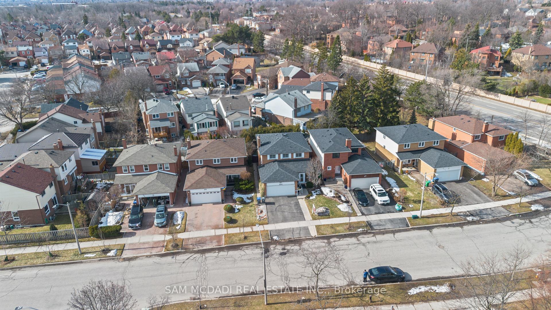 Photo 32 of 1004 Queensbridge Drive, Mississauga, Creditview — HOMEH