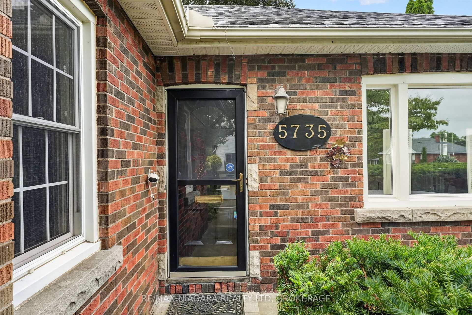 Photo 4 of 5735 Hanan Avenue, Niagara Falls, Hospital — HOMEH