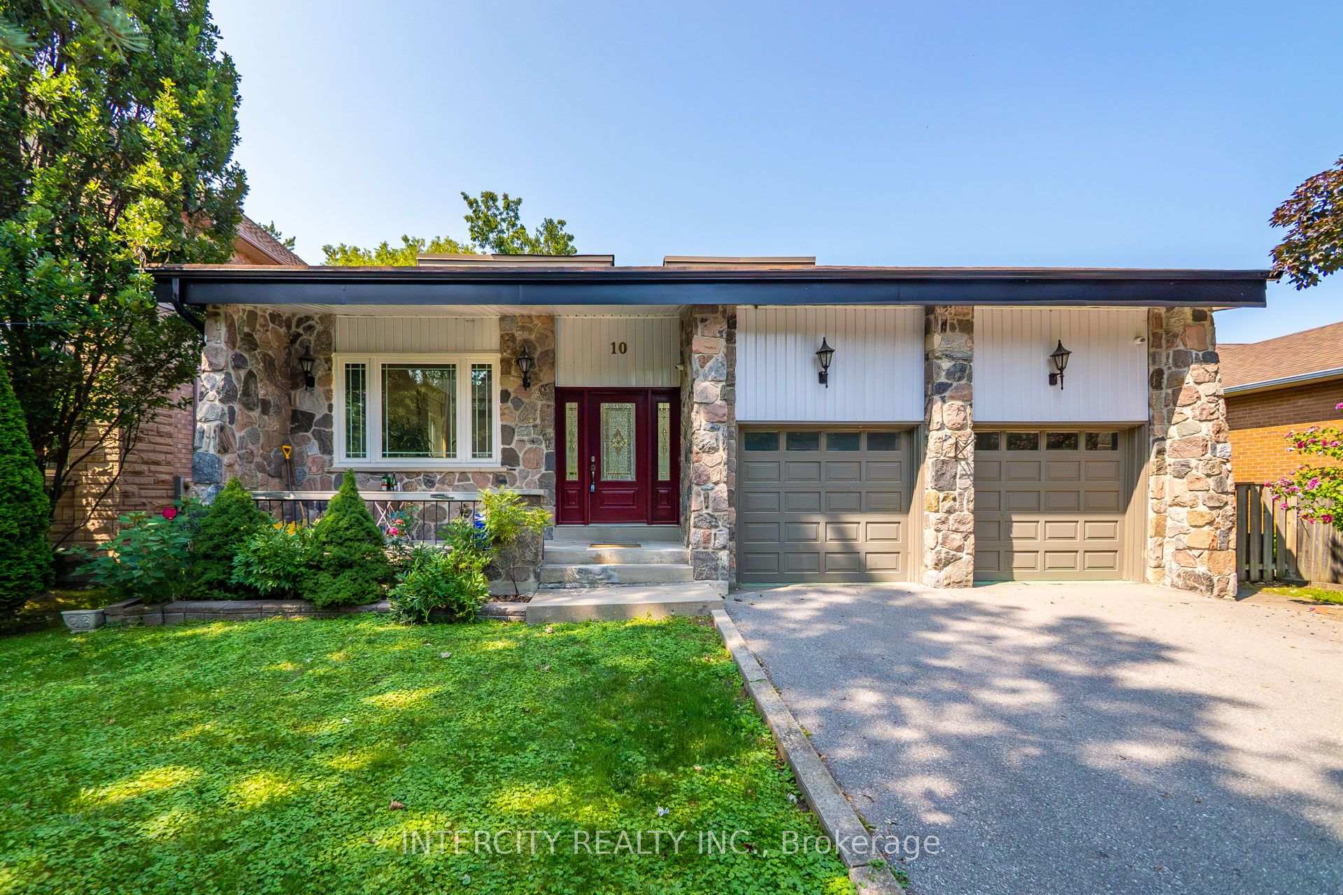 Photo 2 of 10 East Drive E, Markham, Unionville — HOMEH