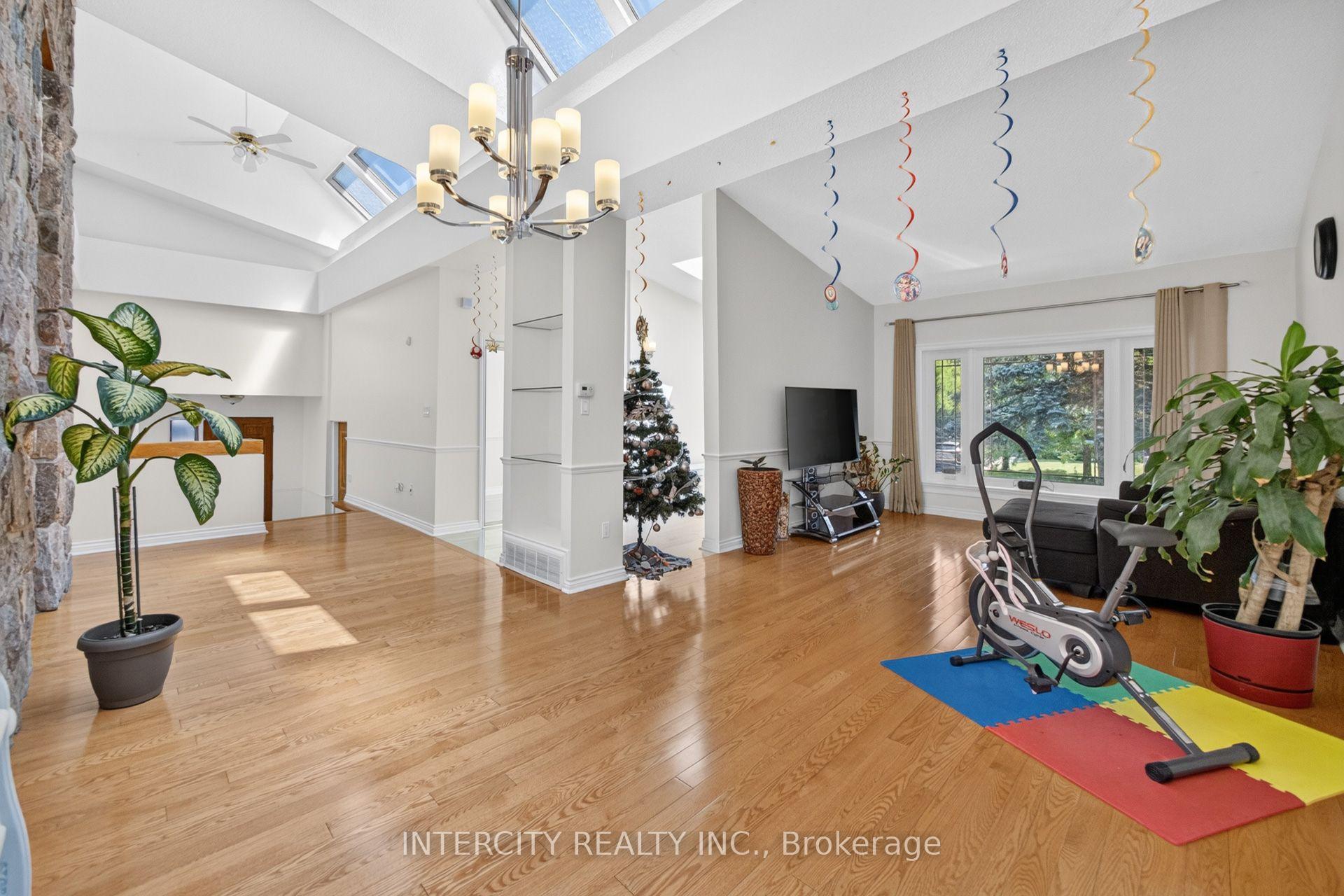 Photo 7 of 10 East Drive E, Markham, Unionville — HOMEH