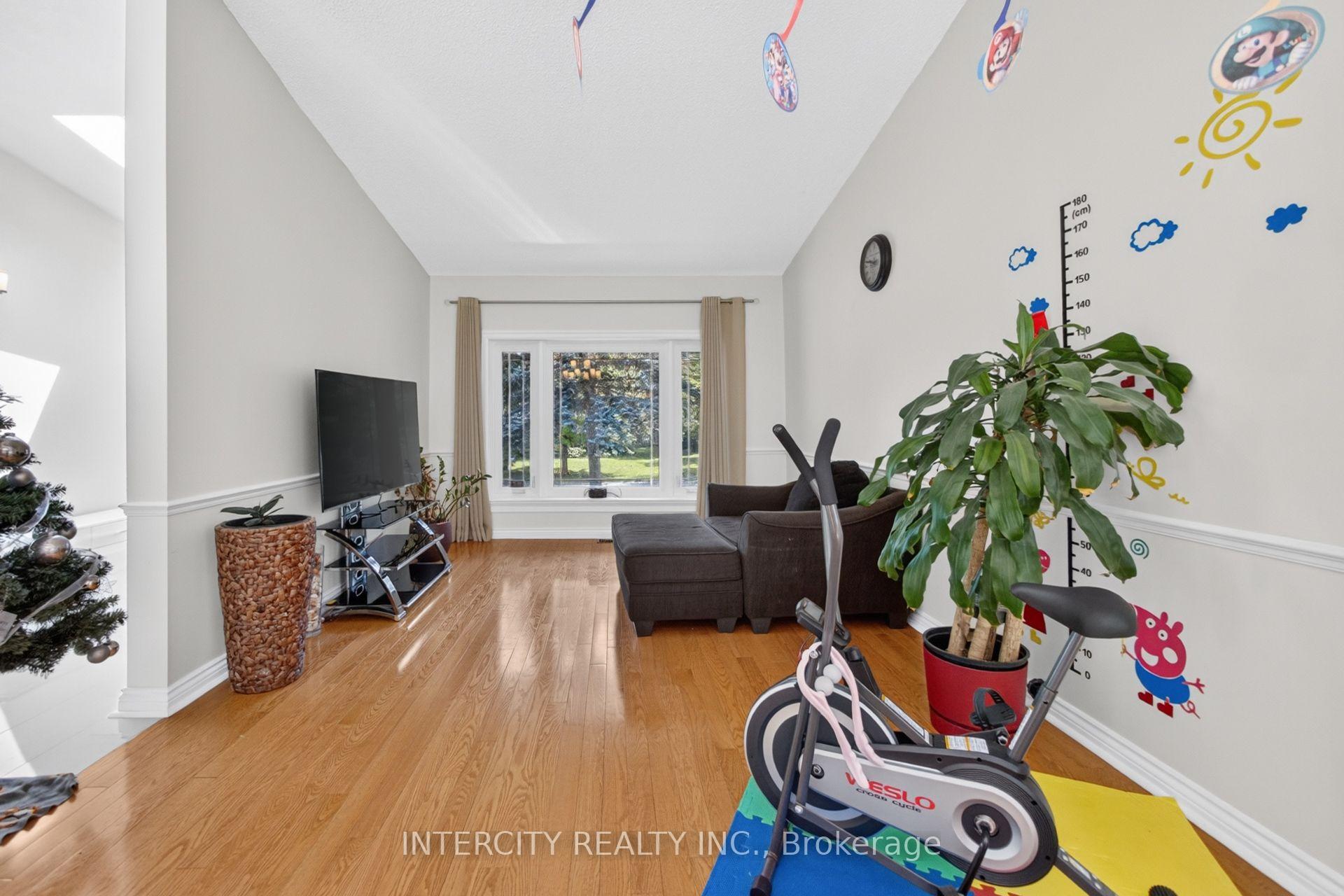Photo 8 of 10 East Drive E, Markham, Unionville — HOMEH