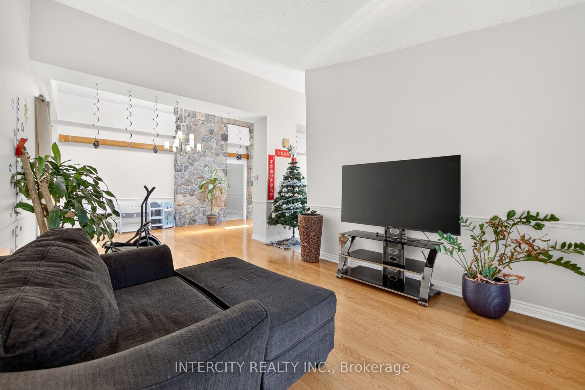 Photo 9 of 10 East Drive E, Markham, Unionville — HOMEH