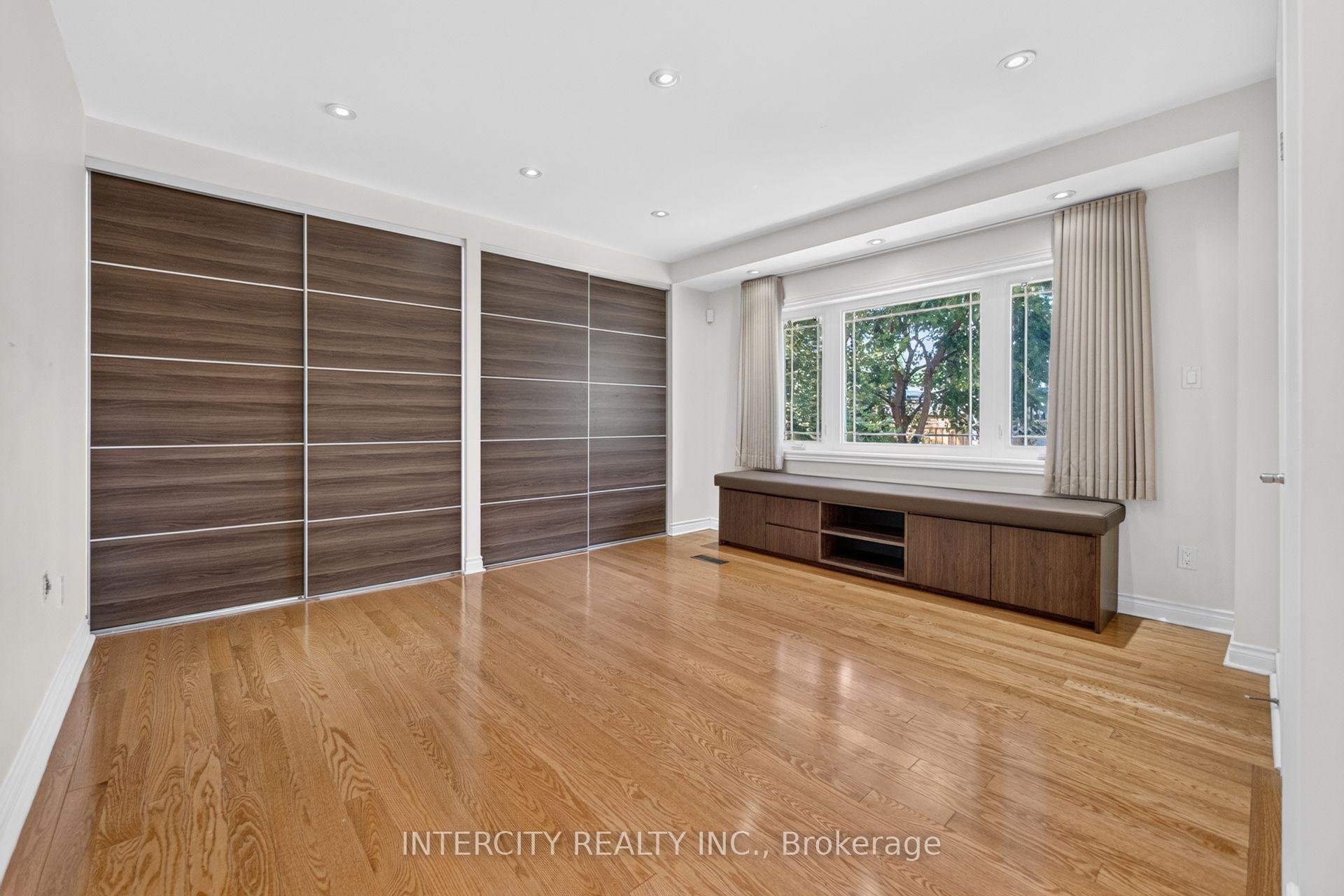 Photo 14 of 10 East Drive E, Markham, Unionville — HOMEH
