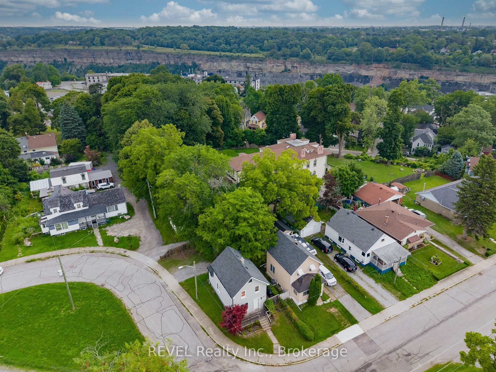 Photo 3 of 4317 Buttrey Street, Niagara Falls, Downtown — HOMEH