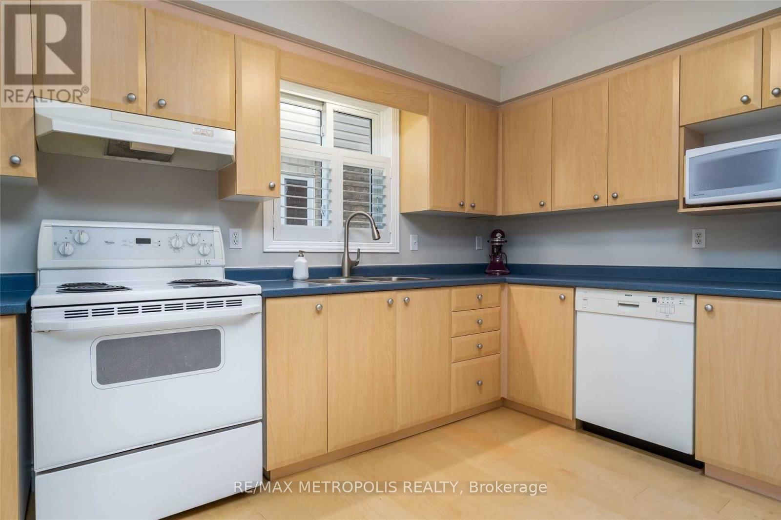 Photo 3 of 472 Hidden Creek Drive, Kitchener, Highland West — HOMEH